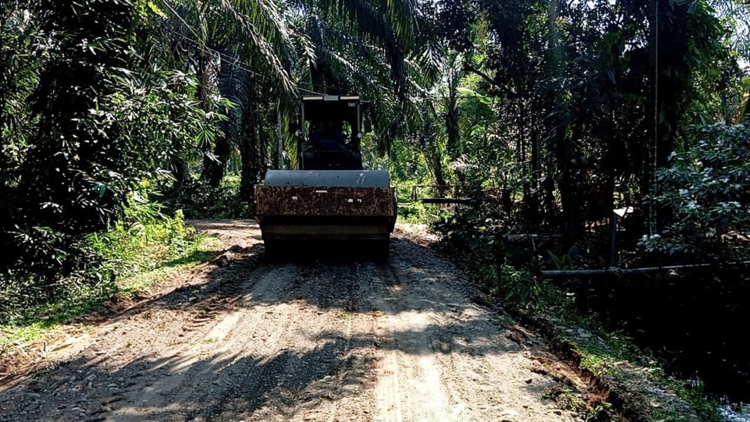 Satgas TMMD 127 Padatkan Timbunan Jalan Demi Mobilitas Warga