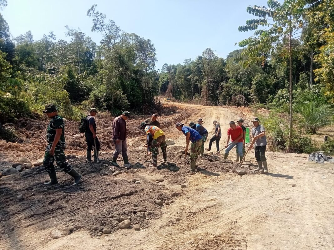 Satgas TMMD Padukan Alat Berat dan Tenaga Manual