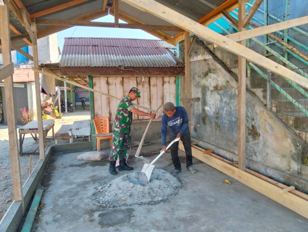 Tangan Prajurit di Balik Adukan Semen, Babinsa Teunom Bantu Warga Bangun Kios