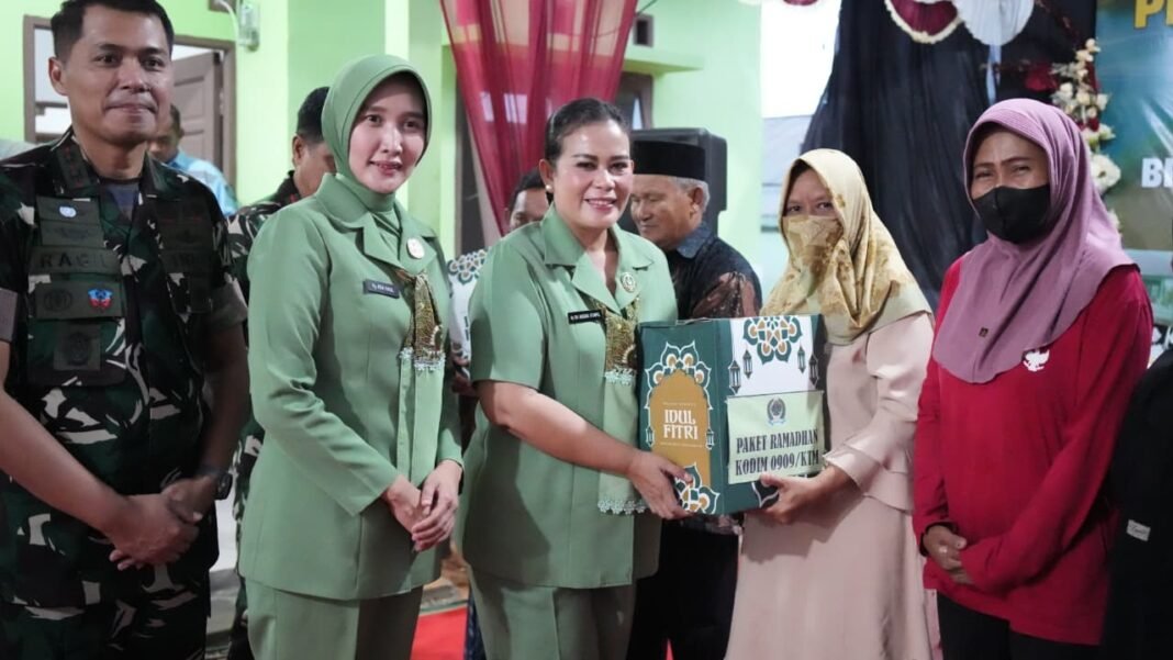 Paket Sembako Dibagikan kepada Warga dalam Kegiatan Berbagi Ramadhan