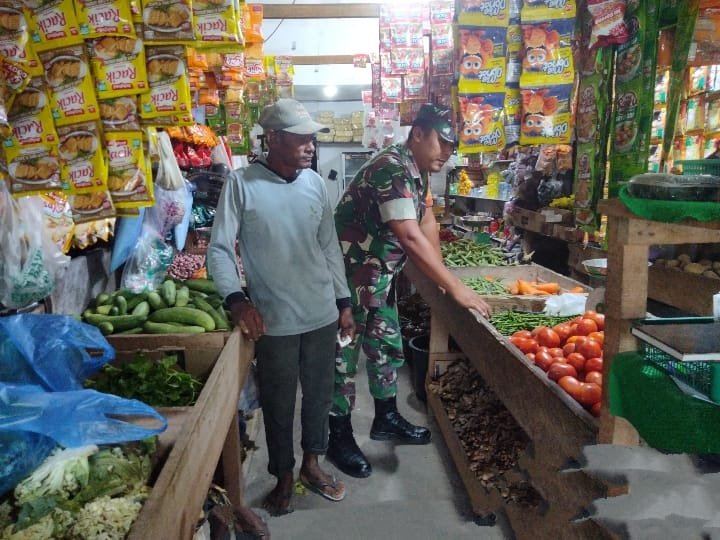Babinsa Pantau Perkembangan Harga Sembako di Wilayah Binaan