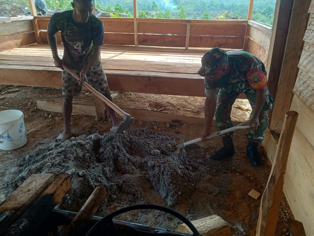 Babinsa Bantu Adukan Semen untuk Pengecoran Lantai Bangunan