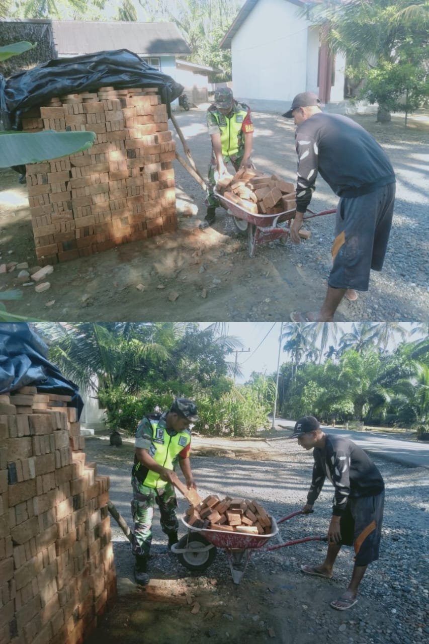 Babinsa Woyla Barat Tunjukkan Kepedulian, Serda Kurniadi Bantu Warga Langsir Batu Bata Bangun Rumah