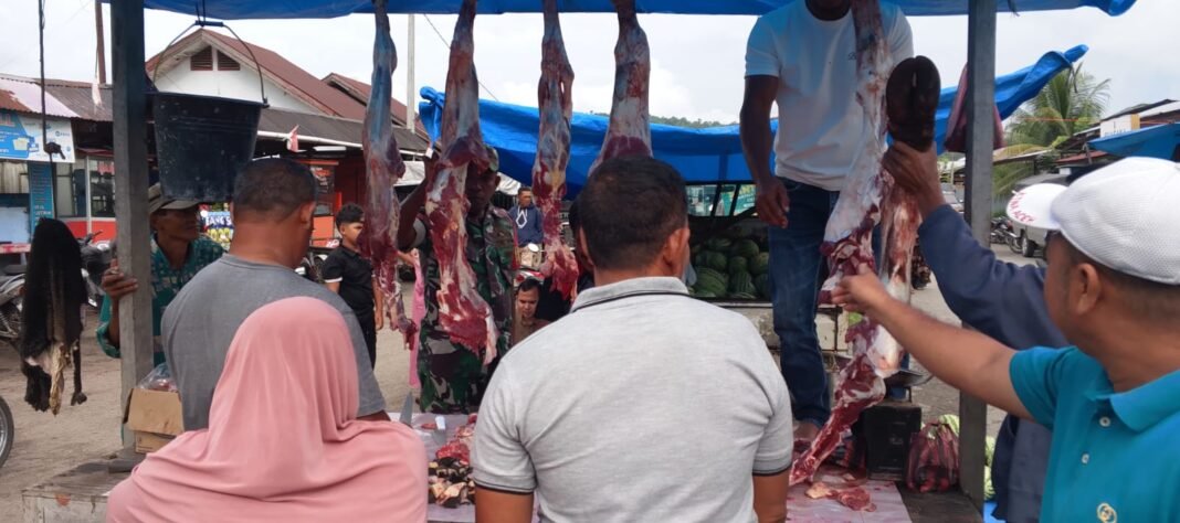Babinsa Koramil Koramil 01/Jaya Pantau Harga dan Asal Hewan Ternak di Pasar Lamno