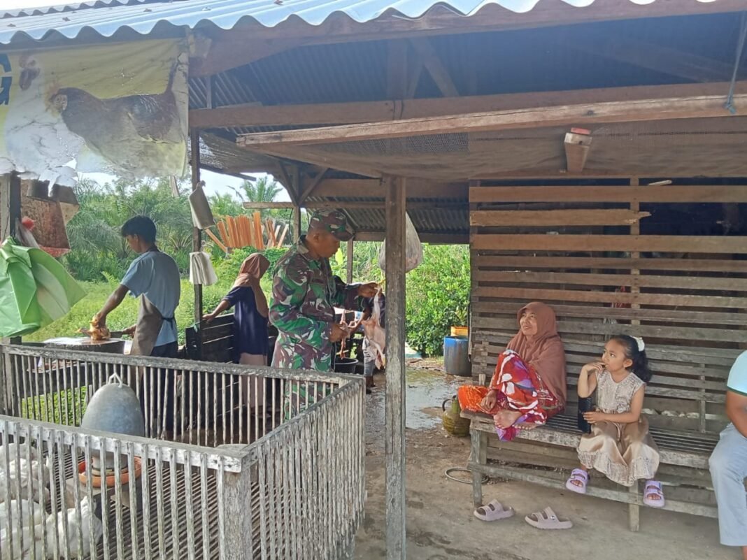 Babinsa Koramil 03/Setia Bakti Pantau Harga Ayam Potong Jelang Lebaran Melalui Komsos