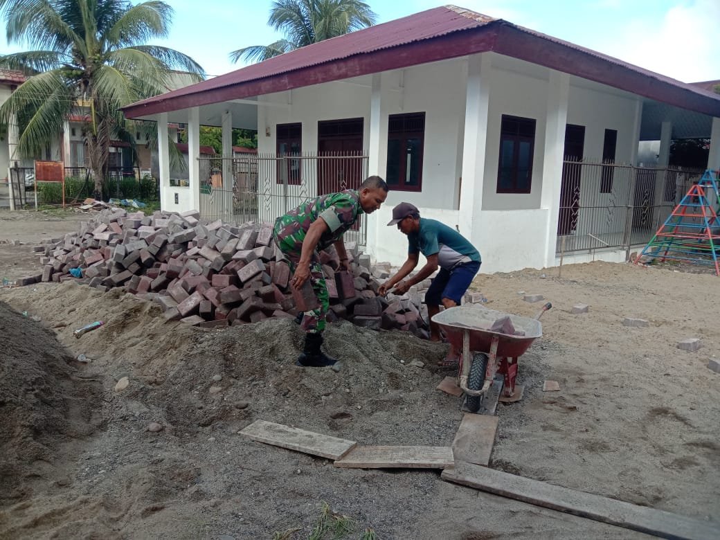 Babinsa Koramil 06/Teunom Bantu Pembangunan Fasilitas WC di TPA Darul Arqam