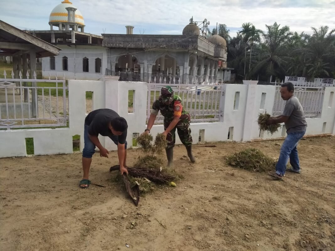 Sambut Idul Fitri, Babinsa Pasie Raya Bersama Warga Bersihkan Area Masjid Baiturrahman