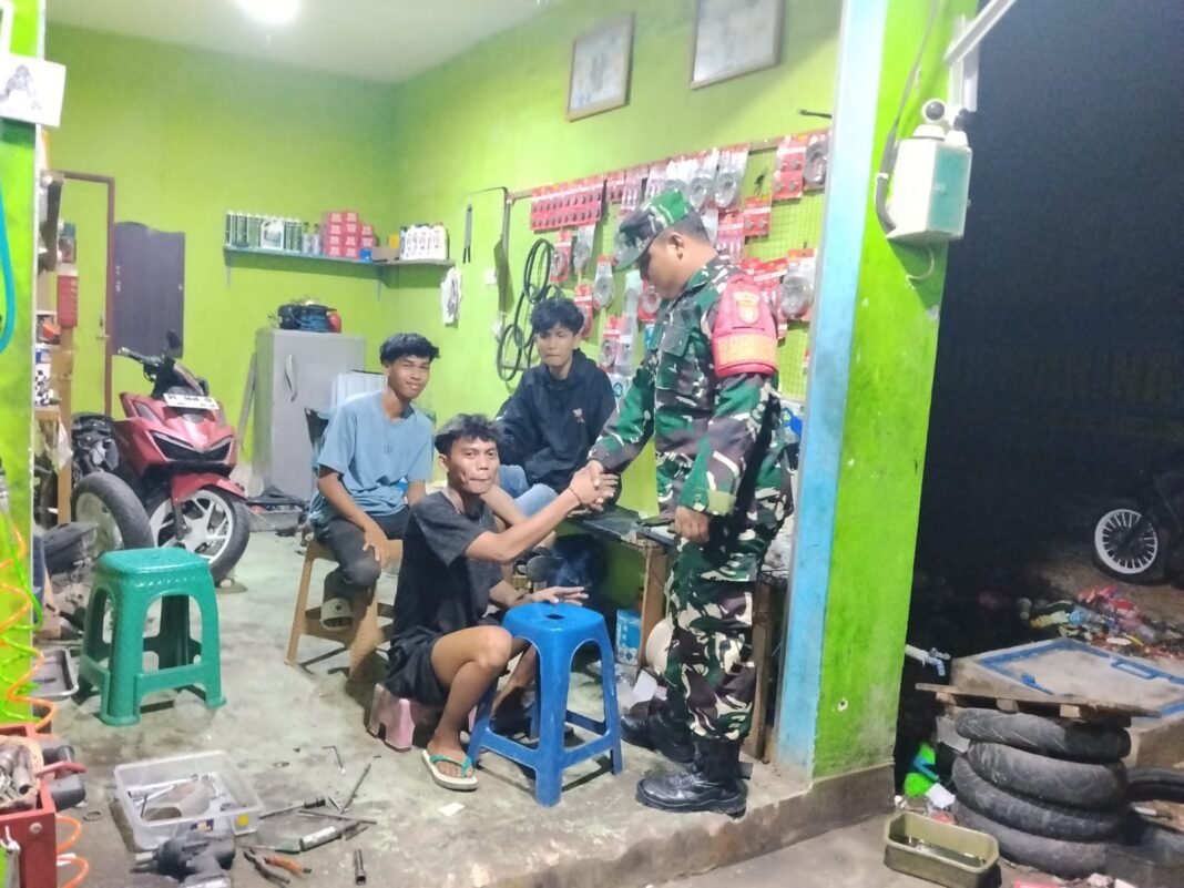 Koptu Edi Santoso Sambangi Warga Saat Patroli Malam di Barito Kuala