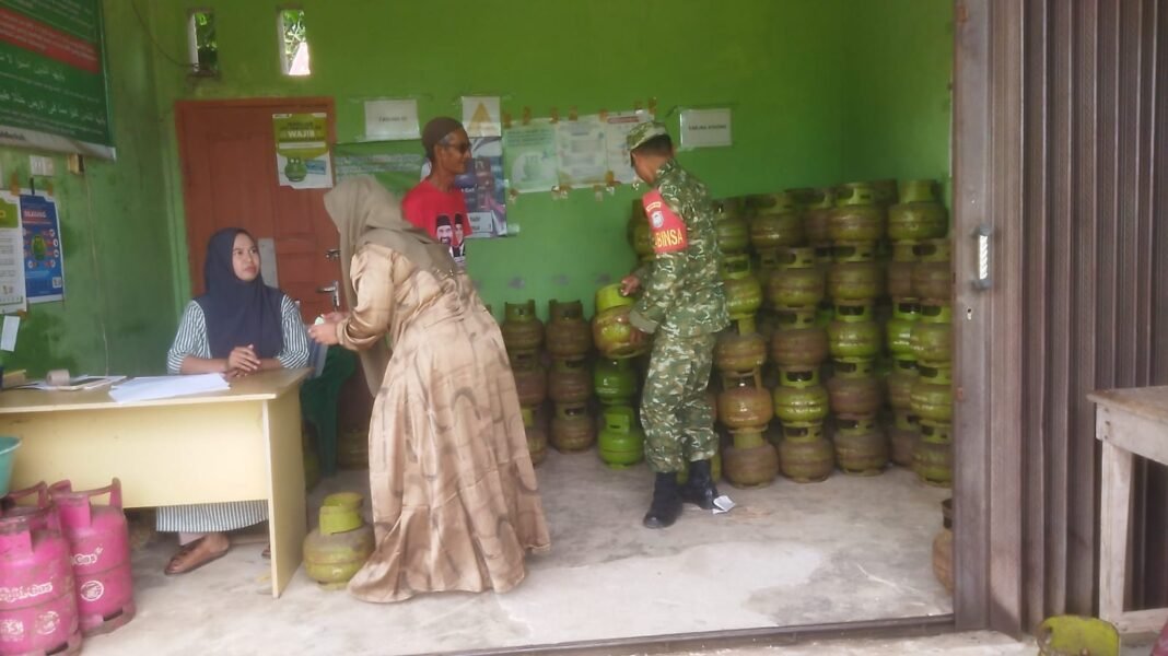 Babinsa Koramil 03/Setia Bakti Monitor Pangkalan LPG 3 Kg di Lhok Timun
