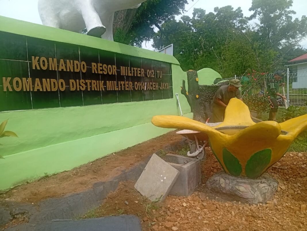 Personel Kodim 0114/Aceh Jaya Laksanakan Karya Bakti Jaga Kebersihan Lingkungan Satuan