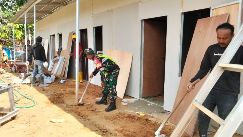 Sertu Gunawan Bersama Warga Bangun Huntara bagi Korban Banjir di Beutong Ateuh Banggalang
