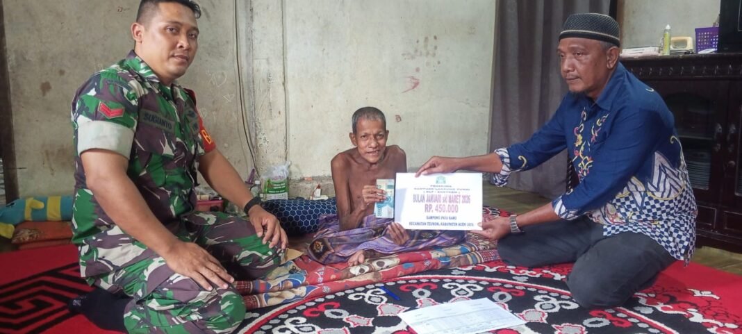 Babinsa Teunom Dampingi Penyaluran BLT Dana Desa untuk Warga Miskin Ekstrem di Paya Baro