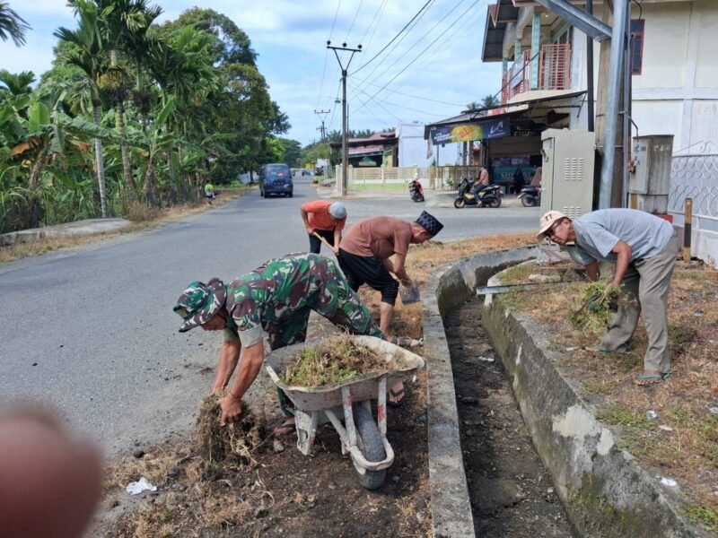 Babinsa Jajaran Korem 012/TU Dorong Budaya Gotong Royong di Tengah Masyarakat