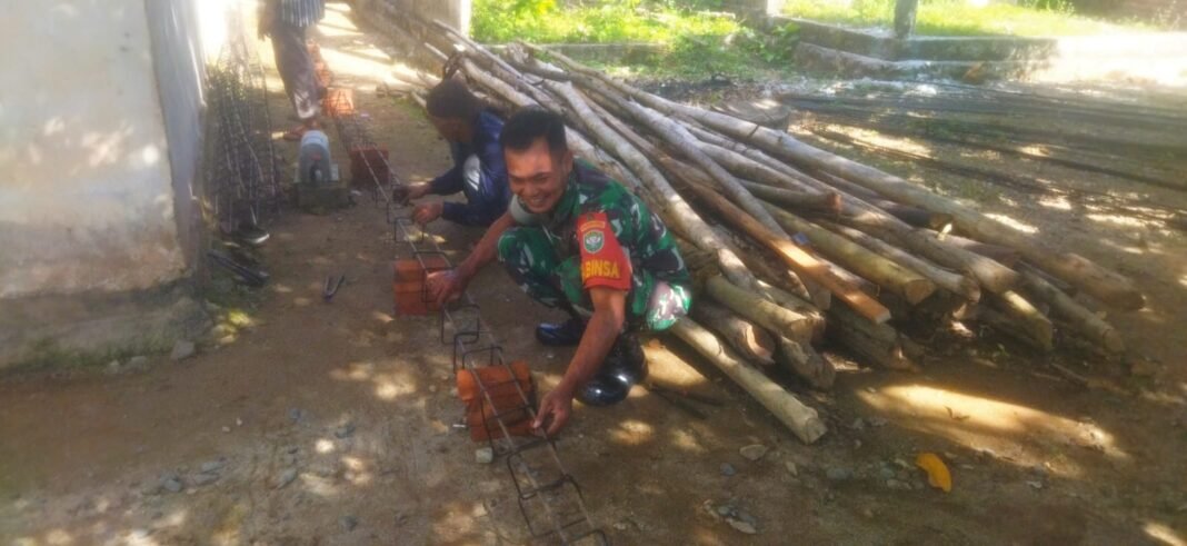 Babinsa Setia Bakti Turun Tangan Bantu Warga Bangun Rumah di Gampong Baro