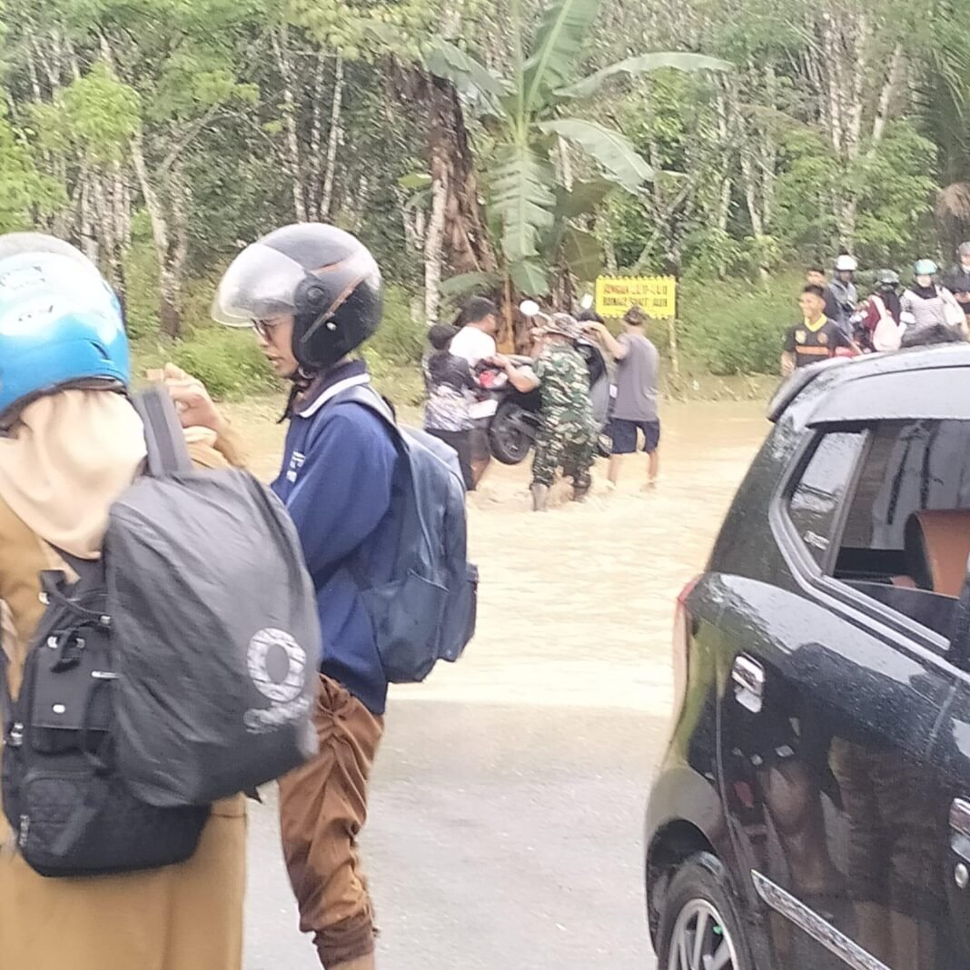 Banjir Genangi Jalan Desa Baramban, Babinsa Turun Bantu Masyarakat