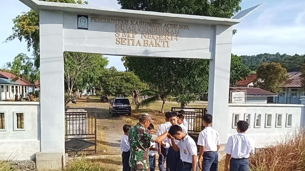 Babinsa Koramil 03/Setia Bakti Bantu Siswa Menyeberang dan Sosialisasikan Anti-Perundungan di SMPN 4 Setia Bakti
