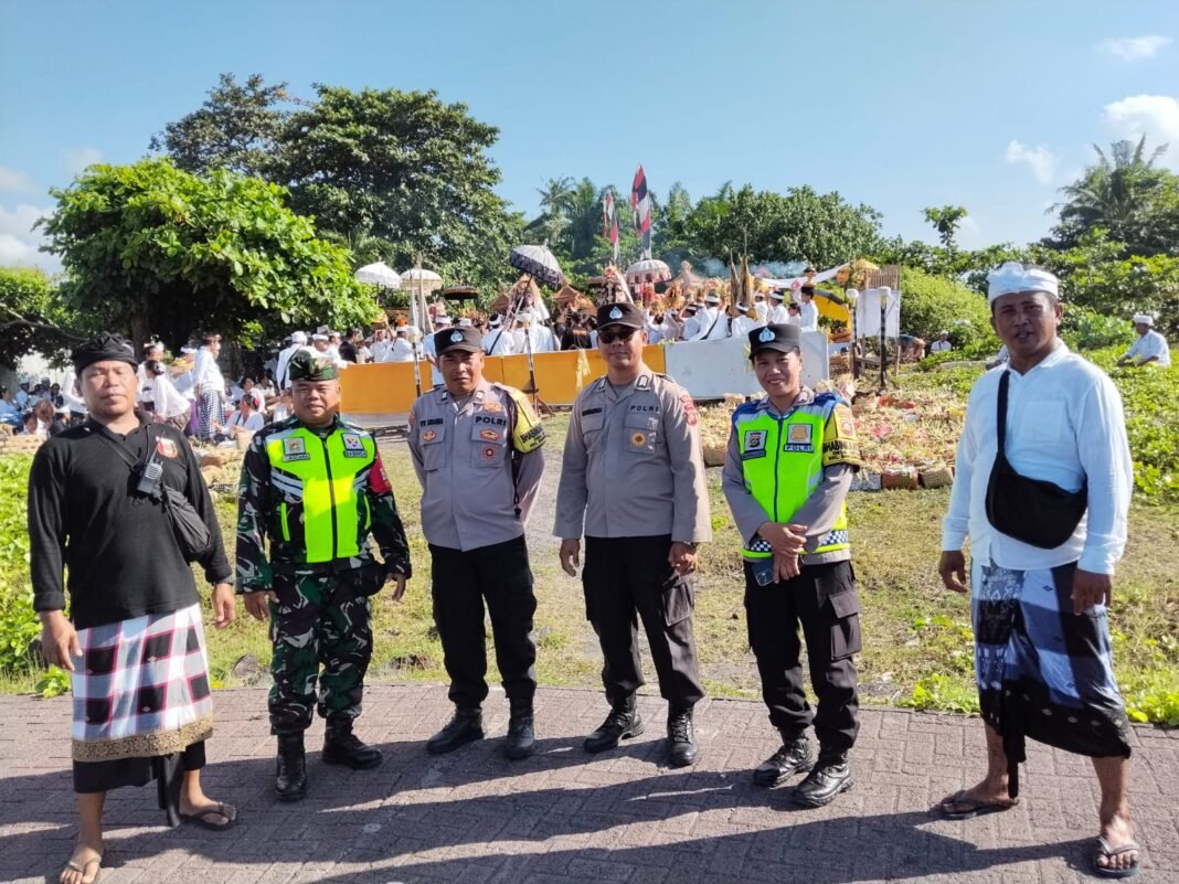 Sinergi TNI dan Warga Pastikan Keamanan Upacara Melasti di Pantai Tegal Besar