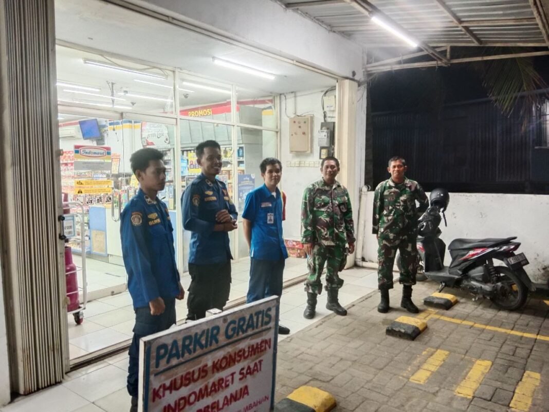 Kolaborasi TNI dan Pemadam Kebakaran: Patroli Siskamling Perkuat Keamanan di Tellu Limpoe