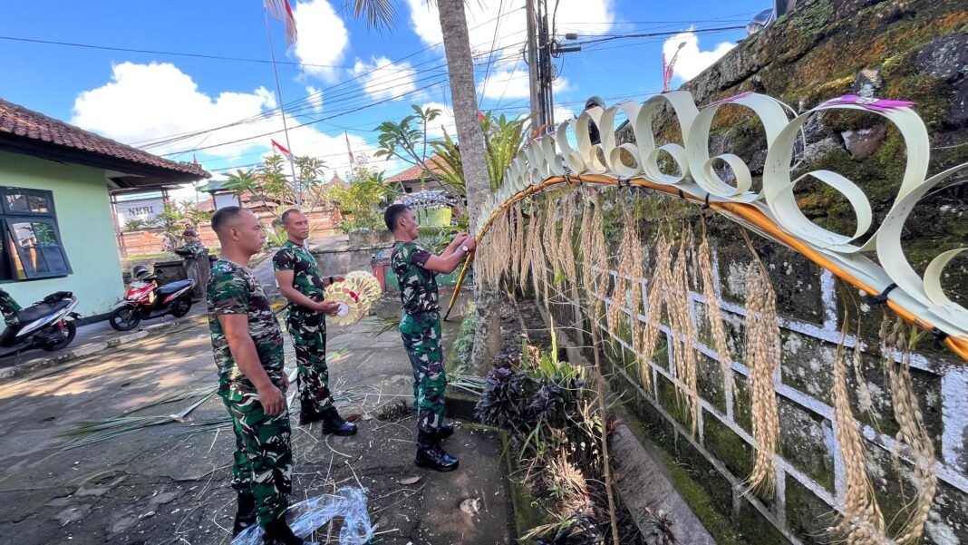 Persiapan Piodalan di Padmasana oleh Anggota Koramil 01/Bangli