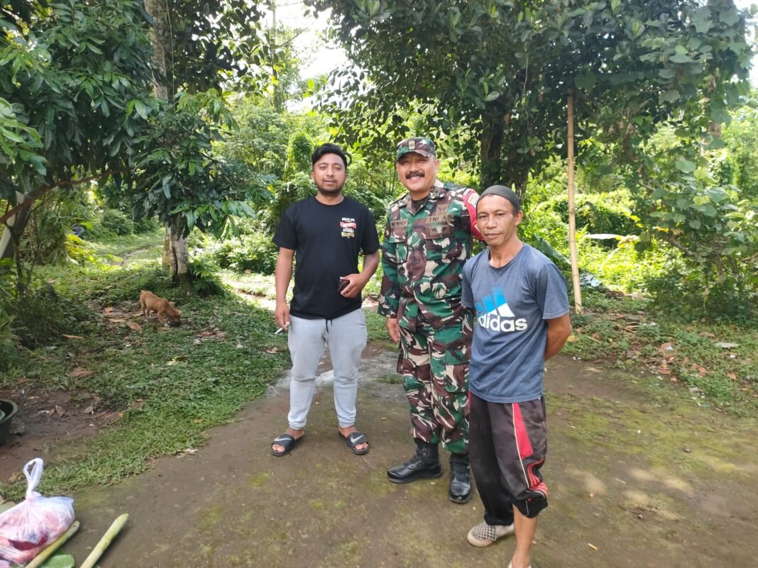 Babinsa Desa Tiga Intens Komsos untuk Pantau Kamtibmas dan Cuaca Ekstrem