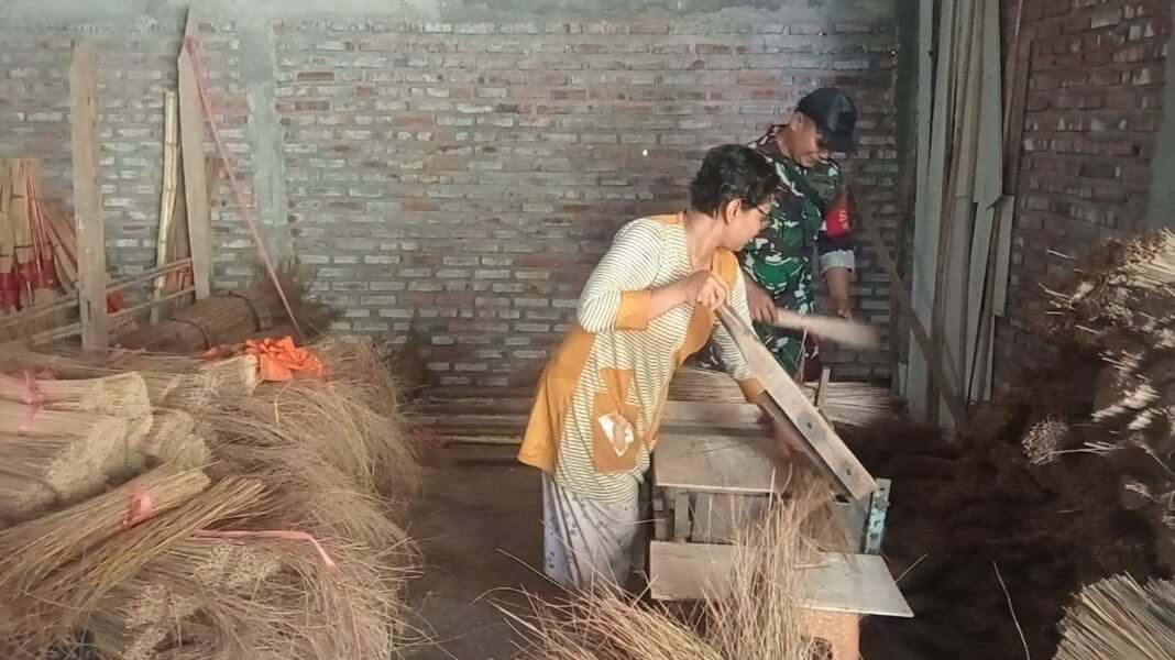 Dukung Ekonomi Desa, Babinsa Balongpanggang Kunjungi Pelaku UMKM Sapu Lidi