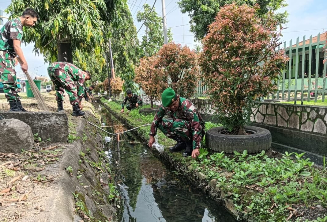 Kodim 1420/Sidrap Lakukan Aksi Bersih-bersih Saluran Air di Jl. Jenderal Sudirman