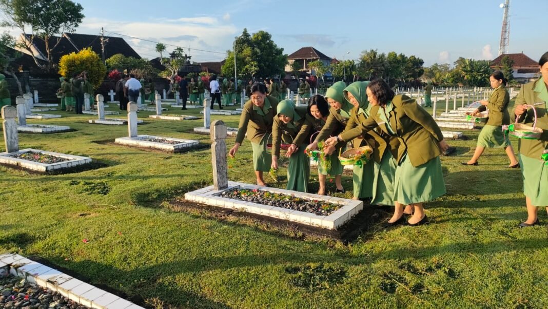 Persit KCK Kodim Tabanan Rayakan HUT Ke-80 dengan Ziarah dan Tabur Bunga