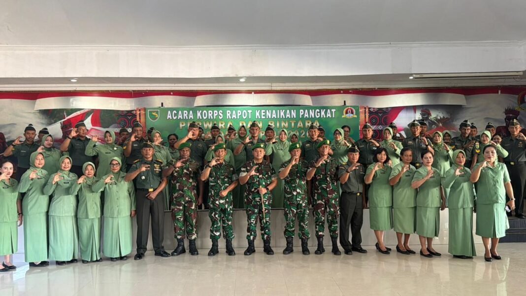 Pemberian Penghargaan Kenaikan Pangkat di Kodim 1705/Nabire Periode April