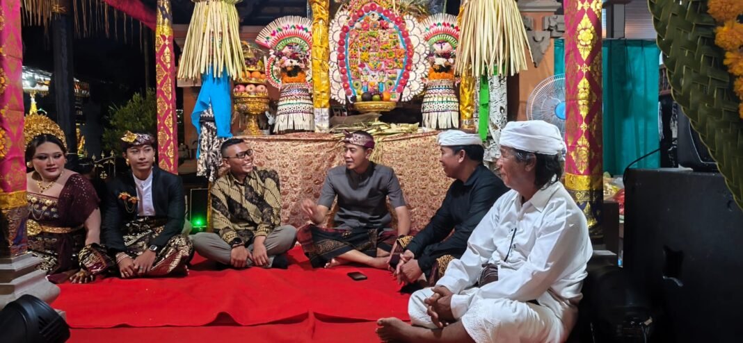 Dandim Klungkung Hadiri Pernikahan Anggota Keluarga di Desa Satra