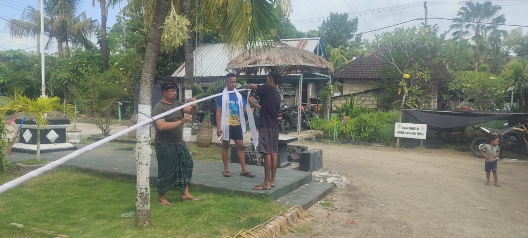 Koramil Nusa Penida Gelar Gotong Royong Bersih-Bersih Menyambut Piodalan
