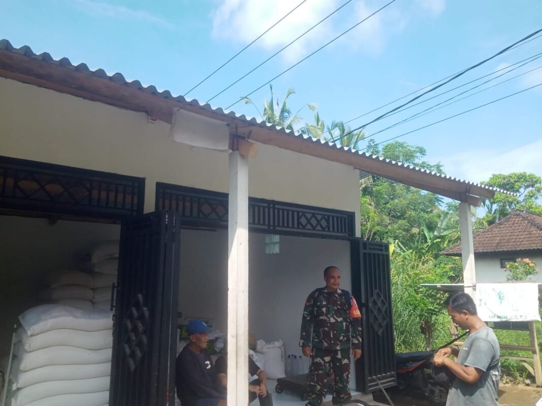 Babinsa Desa Sulahan Gelar Komsos Bahas Kamtibmas dan Harga Pakan Ternak