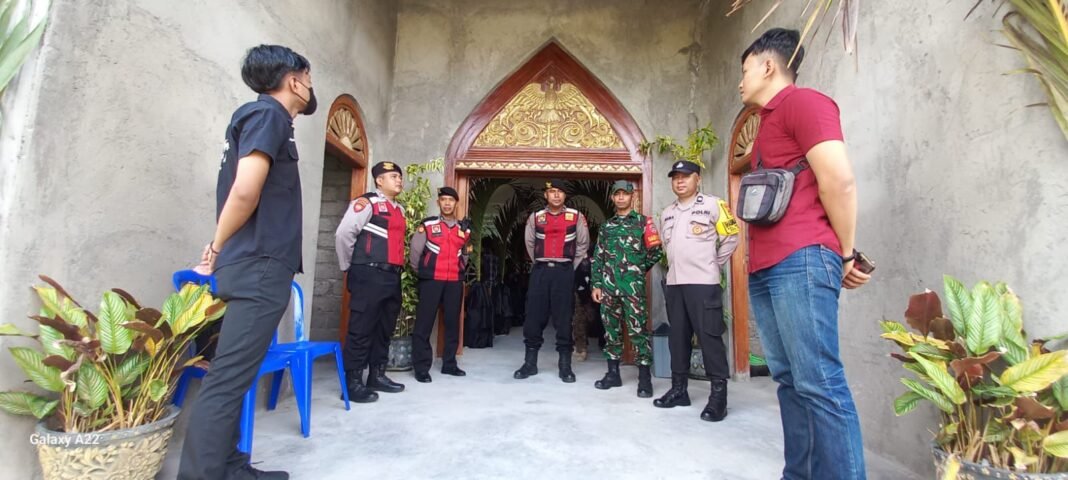 Babinsa Jaga Keamanan Ibadah Jumat Agung di Bangli