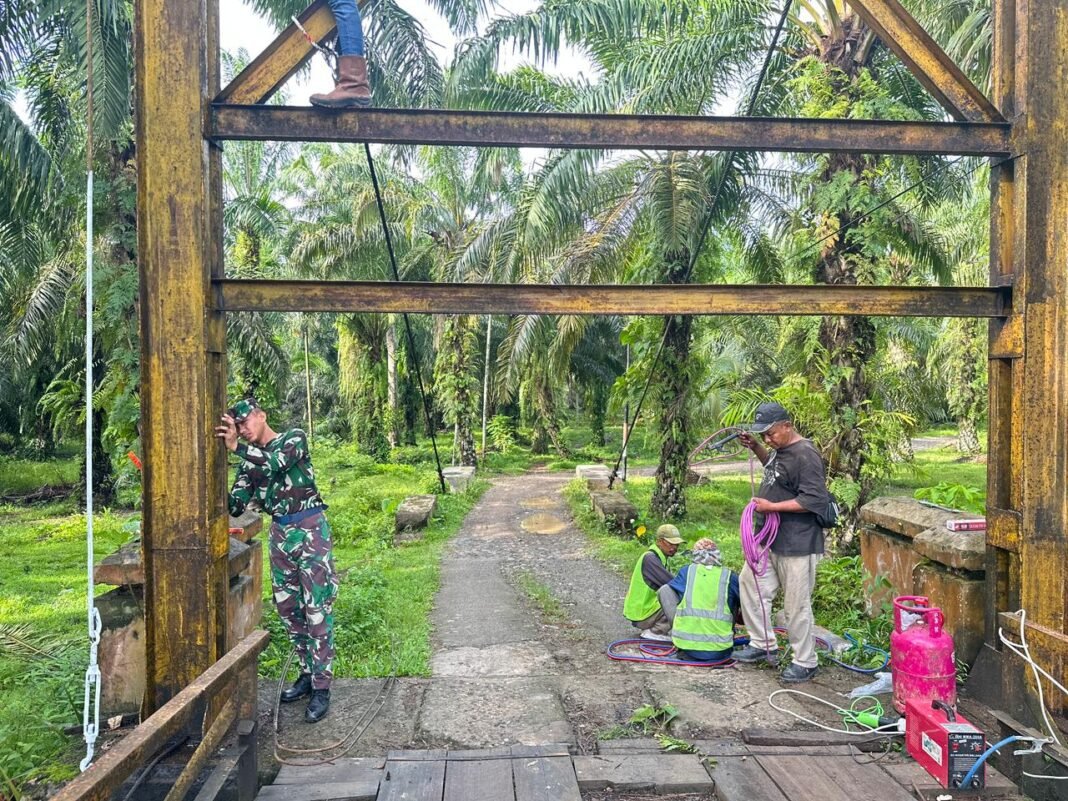 Personel Kodim 0428/MukoMuko Lakukan Pengelupasan Rangka Jembatan Garuda di Desa Pondok Suguh
