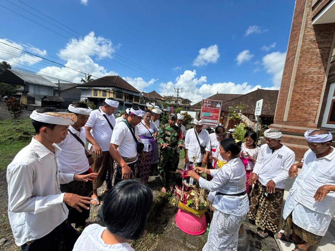 Sinergi TNI dan Pemerintahan Desa Jegu dalam Merayakan Hari Raya Saraswati