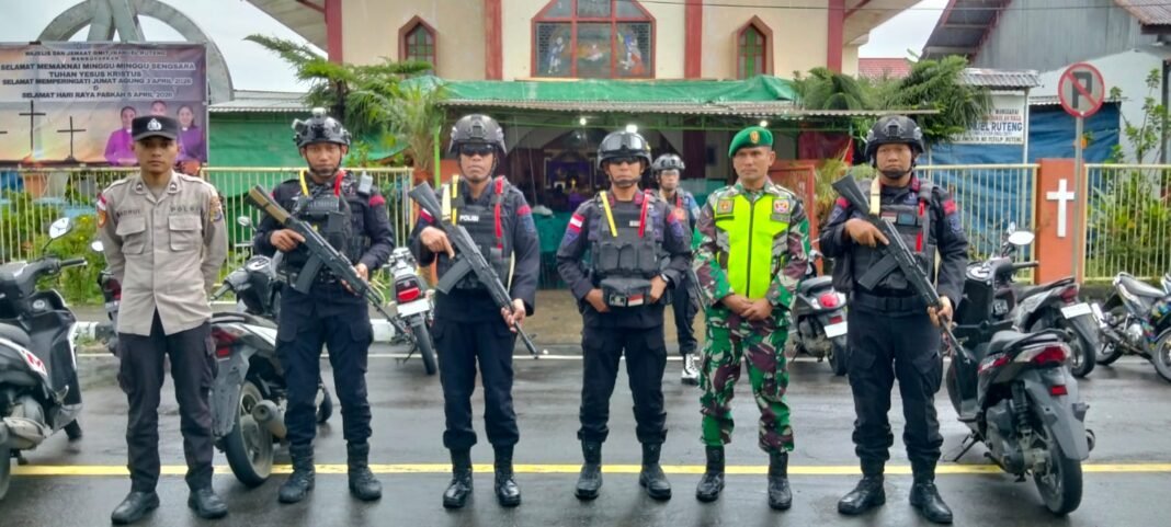 Pengamanan Ibadah Jumat Agung di GMIT Imanuel Ruteng oleh Babinsa Koramil 1612-01/Ruteng