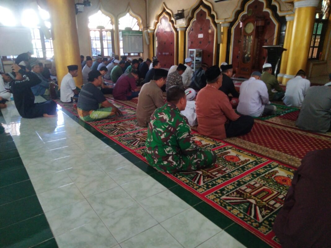 TNI Meningkatkan Hubungan dengan Masyarakat Melalui Safari Jumat di Masjid Babul Jamaah