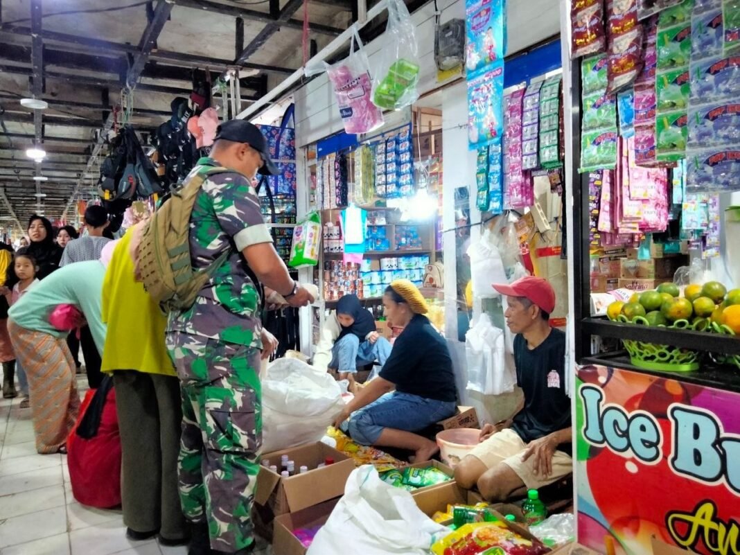 Mengamankan Ketersediaan Sembako, Babinsa Koramil 1420-05 Lakukan Pantauan di Pasar Sentral Tanru Tedong