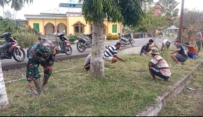 Sinergi TNI dan Warga: Babinsa Bersama Masyarakat Bersihkan Taman dan Bahu Jalan di Desa Sumber Sari