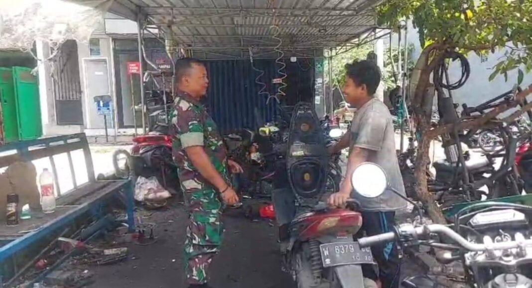 Babinsa Kebomas Lakukan Komsos untuk Tingkatkan Hubungan dengan Pengusaha Bengkel di Randuagung