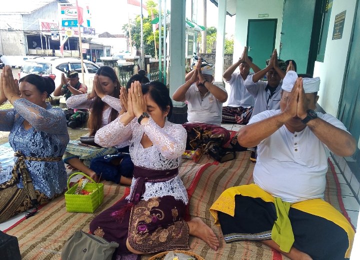 Danramil Susut Bersama Anggota Rayakan Piodalan di Padmasana