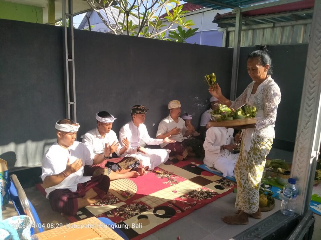 Perayaan Piodalan dan Pecaruan Alit oleh Koramil Nusa Penida dalam Rangka Hari Suci Saraswati