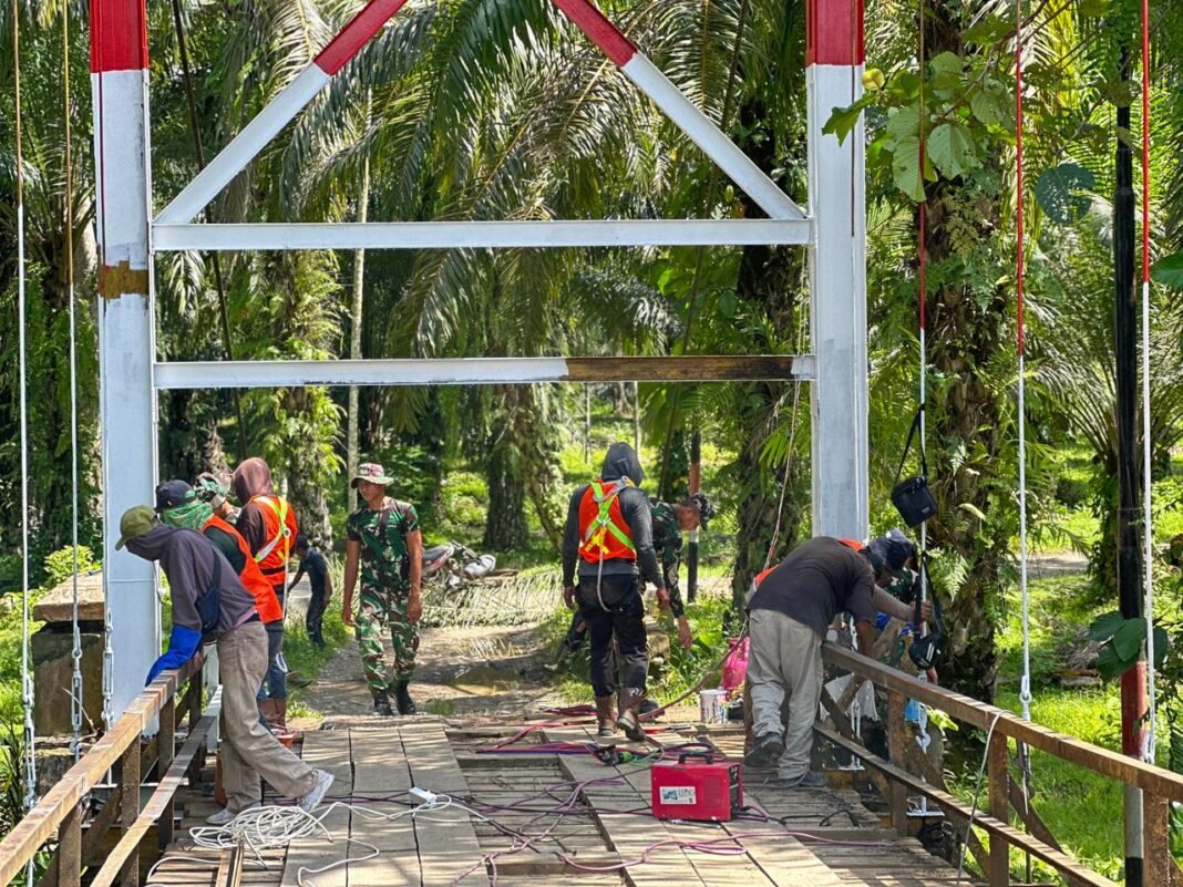 Personel Kodim 0428/Mukomuko Memperbaiki Jembatan Garuda di Desa Pondok Suguh