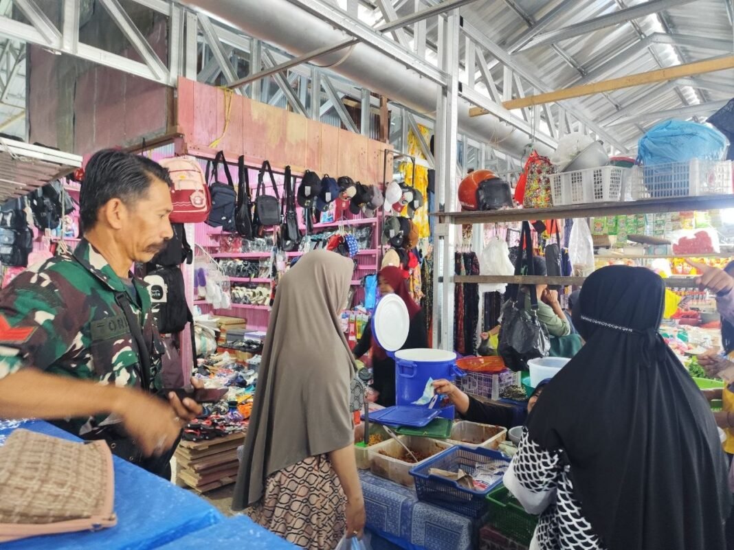 Pantau Harga Sembako, Babinsa Koramil 1420-04/Watang Pulu Lakukan Pengawasan di Pasar Lawawoi