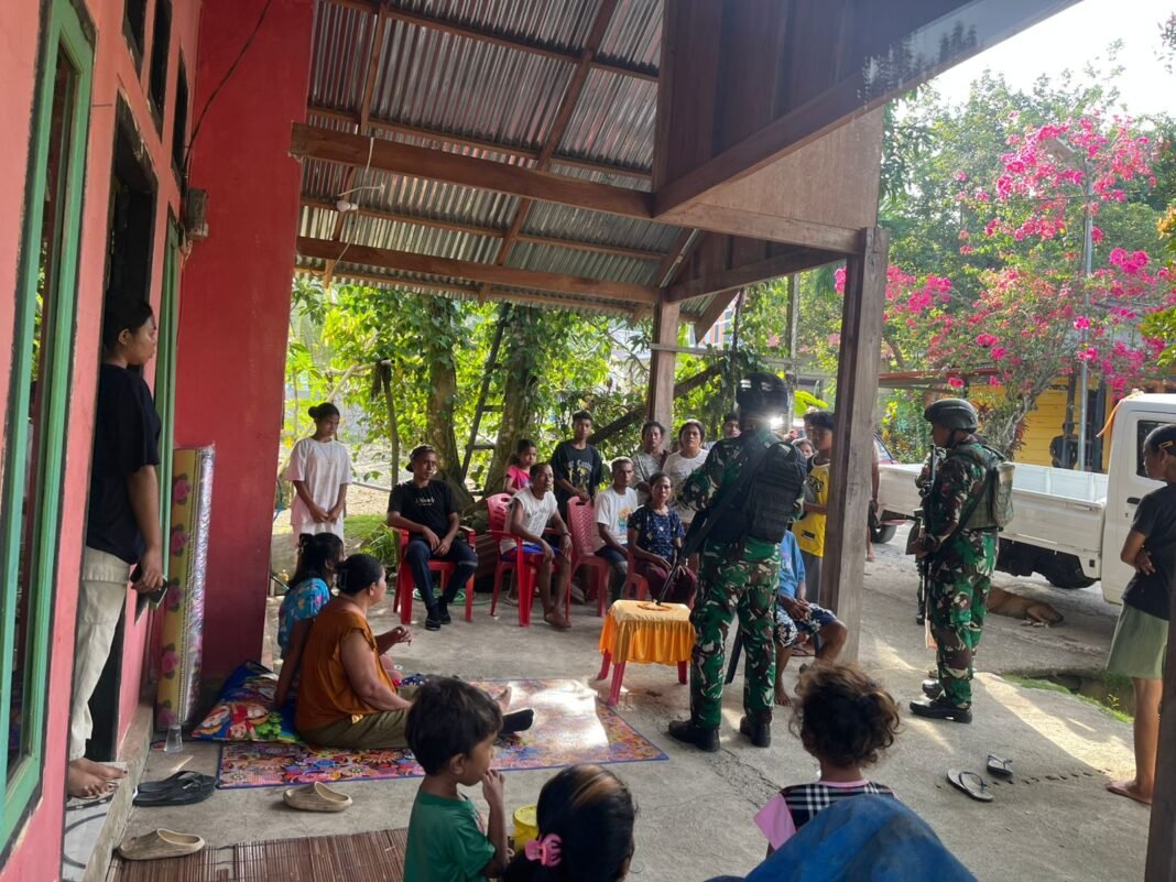 Satgas Yonif 732/Banau Amankan Distribusi Bantuan untuk Pengungsi Pasca Konflik di Patani Barat