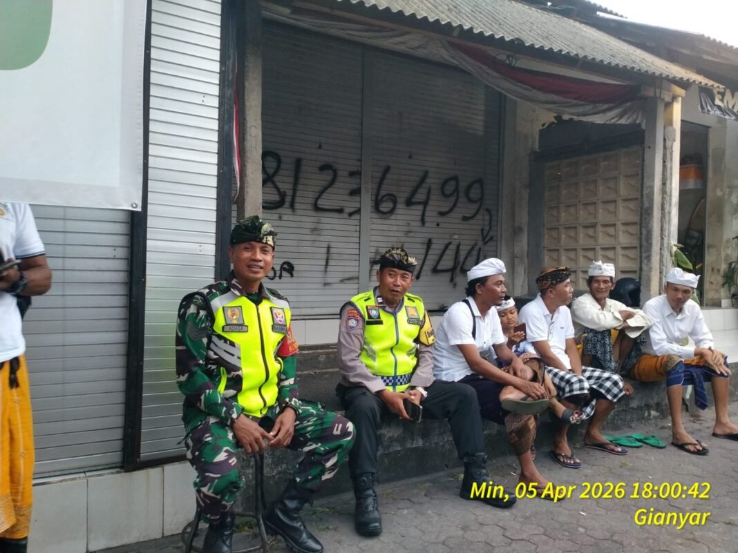 Sinergi Aparat Kewilayahan dan Adat, Serka Gede Adiasa Pastikan Keamanan Ngiringang Sesuhunan di Tegal Besar