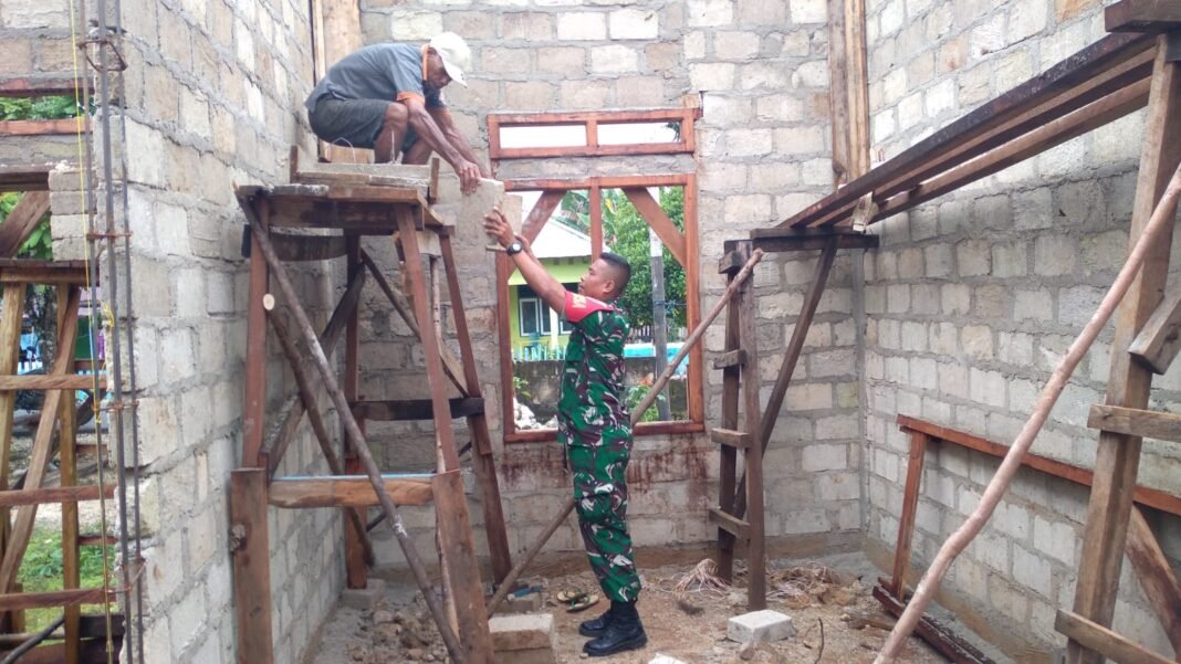 Bantu Pembangunan, Babinsa Desa Sanafi Bergotong Royong Pasang Bata Rumah Warga