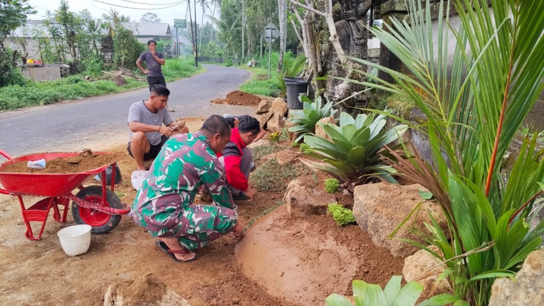 Kolaborasi Babinsa dan Karang Taruna dalam Pembersihan Pura Prajapati
