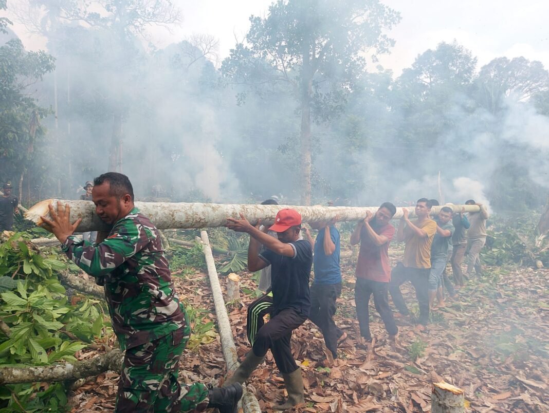 Babinsa Koramil 02/Kuta Makmur Bersinergi dengan Warga Bersihkan Lahan Koperasi Desa