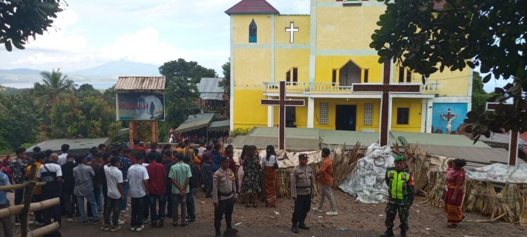 Pengamanan Paskah di Holea oleh Babinsa Koramil 1624-04/Omesuri, Ribuan Umat Beribadah dengan Khidmat