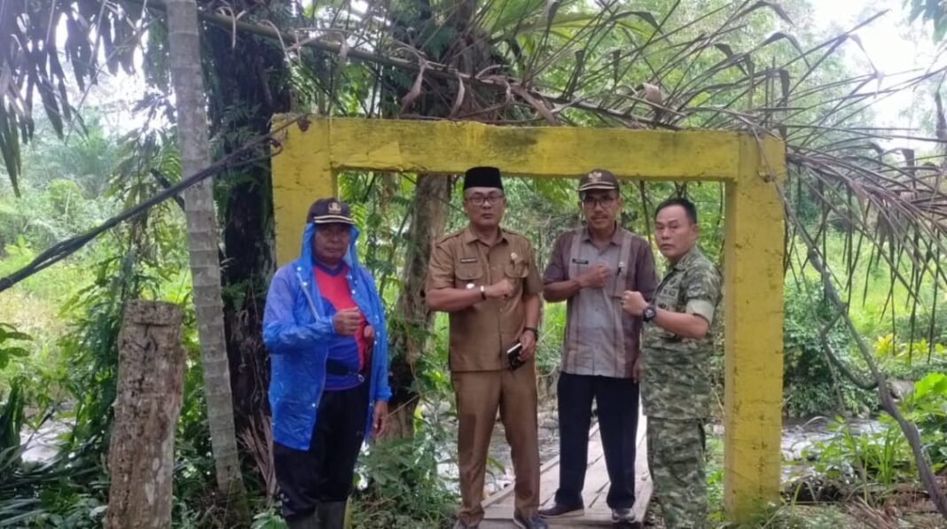 Gotong Royong Babinsa Koramil 408-05/Manna Bersama Warga dalam Pembangunan Jembatan Gantung Garuda